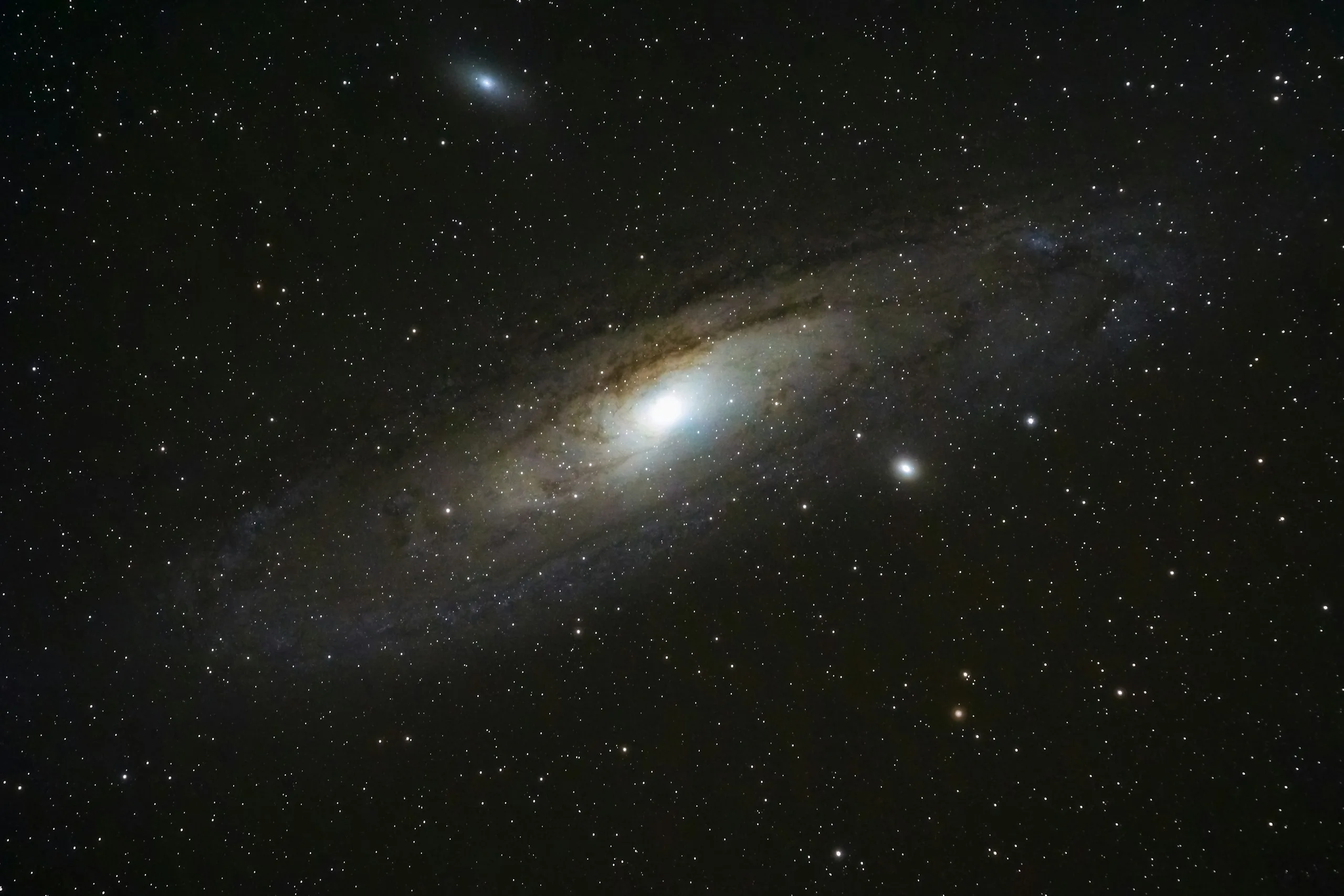 The Andromeda Galaxy beyond the peaks