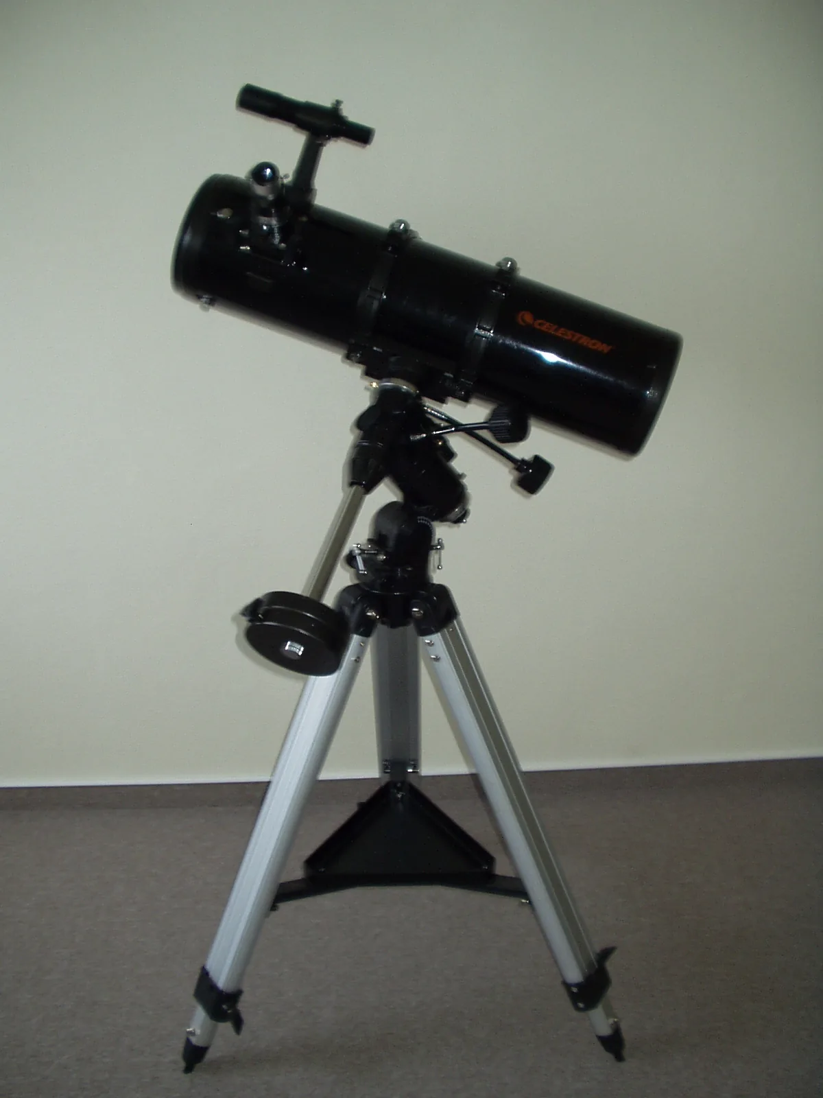 A reflector telescope ready for the night